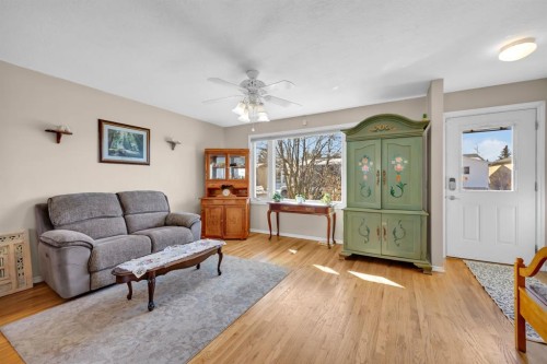 36 Alpine Crescent Se, Airdrie, AB - Indoor Photo Showing Living Room