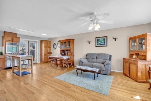 36 Alpine Crescent Se, Airdrie, AB - Indoor Photo Showing Living Room