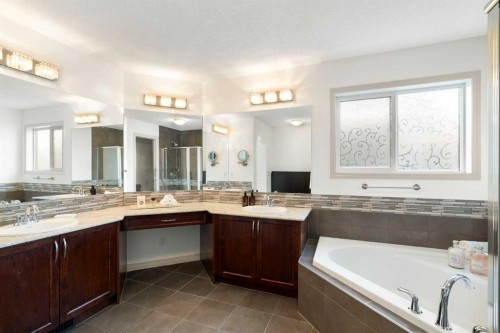 44 Cougar Ridge Green, Calgary, AB - Indoor Photo Showing Bathroom