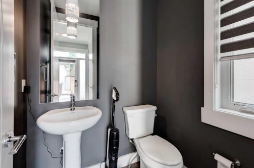 112 Burma Star Road Sw, Calgary, AB - Indoor Photo Showing Bathroom