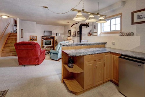 19 Everglade Drive Se, Airdrie, AB - Indoor Photo Showing Kitchen