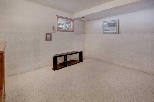 19 Everglade Drive Se, Airdrie, AB - Indoor Photo Showing Other Room