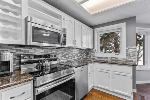 9759 Sanderling Way Nw, Calgary, AB - Indoor Photo Showing Kitchen With Upgraded Kitchen