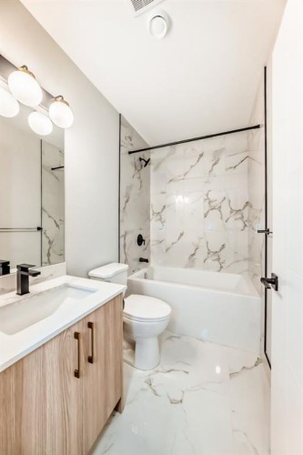 1102 Clover Close, Carstairs, AB - Indoor Photo Showing Bathroom