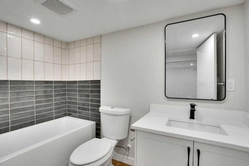 248 Madeira Place Ne, Calgary, AB - Indoor Photo Showing Bathroom