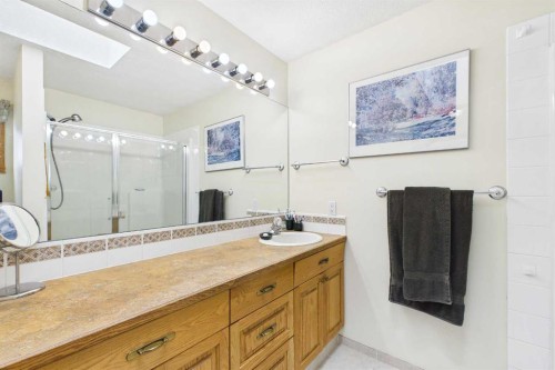 535 Cimarron Point, Okotoks, AB - Indoor Photo Showing Bathroom