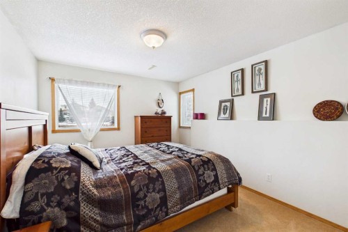 535 Cimarron Point, Okotoks, AB - Indoor Photo Showing Bedroom
