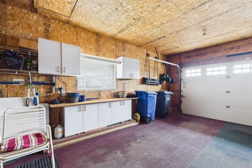 535 Cimarron Point, Okotoks, AB - Indoor Photo Showing Garage