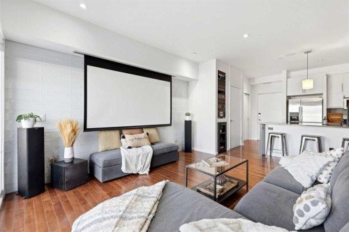 105-414 Meredith Road Ne, Calgary, AB - Indoor Photo Showing Living Room