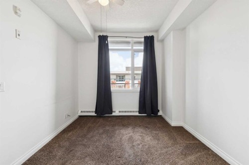 425-910 Centre Avenue Ne, Calgary, AB - Indoor Photo Showing Other Room