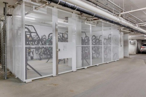 425-910 Centre Avenue Ne, Calgary, AB - Indoor Photo Showing Other Room