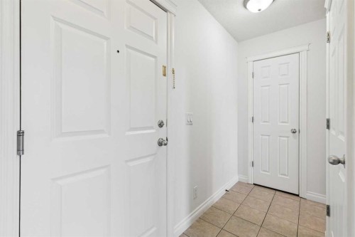 425-910 Centre Avenue Ne, Calgary, AB - Indoor Photo Showing Other Room