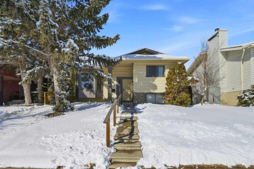 228 Castleridge Drive Ne, Calgary, AB - Outdoor With Facade