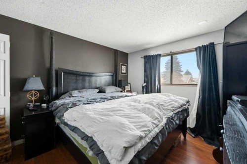 228 Castleridge Drive Ne, Calgary, AB - Indoor Photo Showing Bedroom