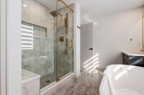 34 Rowmont Grove Nw, Calgary, AB - Indoor Photo Showing Bathroom