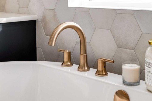 34 Rowmont Grove Nw, Calgary, AB - Indoor Photo Showing Bathroom