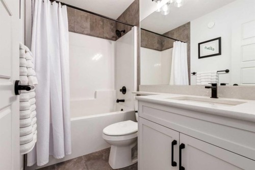 34 Rowmont Grove Nw, Calgary, AB - Indoor Photo Showing Bathroom