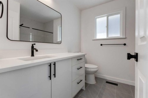 32 Midland Place Se, Calgary, AB - Indoor Photo Showing Bathroom