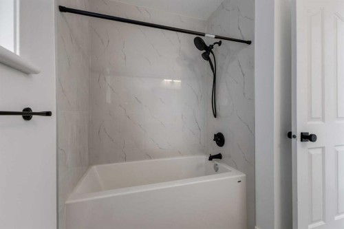 32 Midland Place Se, Calgary, AB - Indoor Photo Showing Bathroom