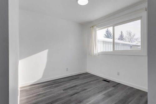 32 Midland Place Se, Calgary, AB - Indoor Photo Showing Other Room