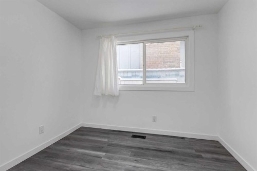 32 Midland Place Se, Calgary, AB - Indoor Photo Showing Other Room