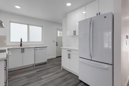 32 Midland Place Se, Calgary, AB - Indoor Photo Showing Kitchen