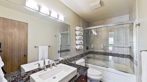 5801/5803 Dalgleish Road Nw, Calgary, AB - Indoor Photo Showing Bathroom
