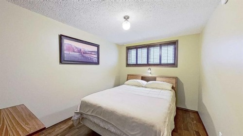 5801/5803 Dalgleish Road Nw, Calgary, AB - Indoor Photo Showing Bedroom