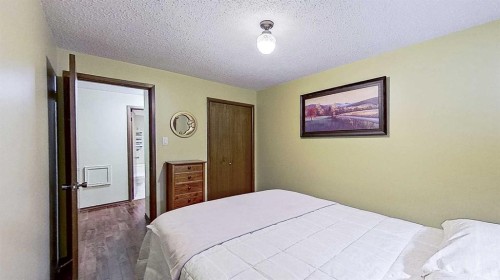 5801/5803 Dalgleish Road Nw, Calgary, AB - Indoor Photo Showing Bedroom