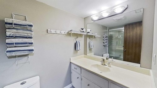 5801/5803 Dalgleish Road Nw, Calgary, AB - Indoor Photo Showing Bathroom