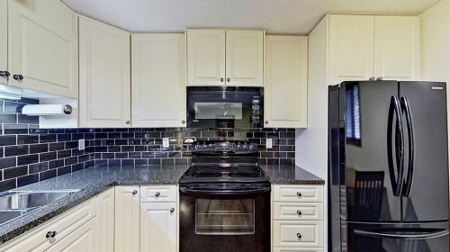 5801/5803 Dalgleish Road Nw, Calgary, AB - Indoor Photo Showing Kitchen