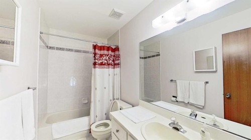 5801/5803 Dalgleish Road Nw, Calgary, AB - Indoor Photo Showing Bathroom