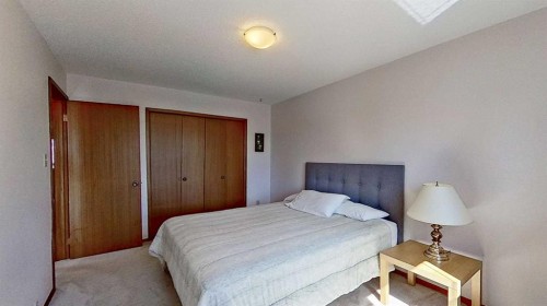 5801/5803 Dalgleish Road Nw, Calgary, AB - Indoor Photo Showing Bedroom