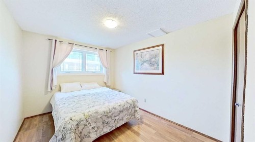5801/5803 Dalgleish Road Nw, Calgary, AB - Indoor Photo Showing Bedroom