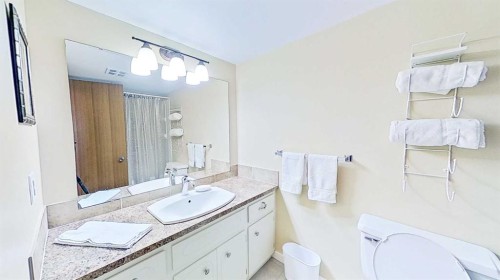 5801/5803 Dalgleish Road Nw, Calgary, AB - Indoor Photo Showing Bathroom