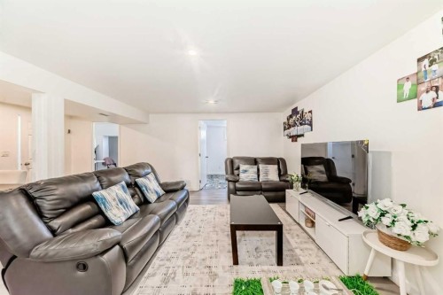 3803 49 Street Ne, Calgary, AB - Indoor Photo Showing Other Room