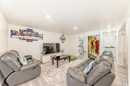 3803 49 Street Ne, Calgary, AB - Indoor Photo Showing Living Room