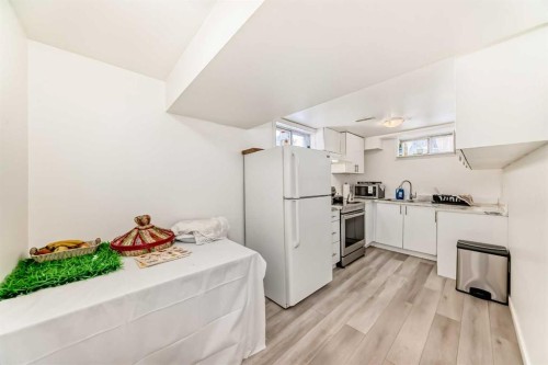 3803 49 Street Ne, Calgary, AB - Indoor Photo Showing Kitchen