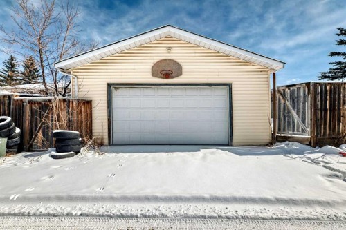 3803 49 Street Ne, Calgary, AB - Outdoor