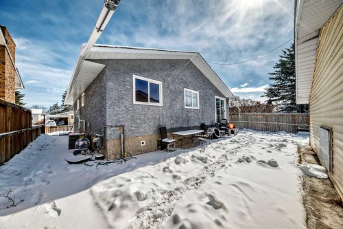 3803 49 Street Ne, Calgary, AB - Outdoor