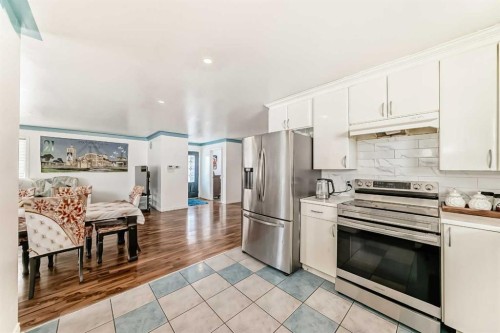 3803 49 Street Ne, Calgary, AB - Indoor Photo Showing Kitchen