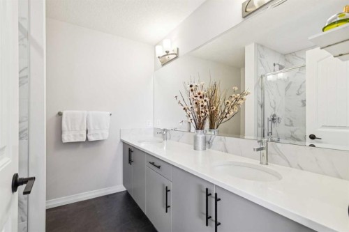 69 Lavender Road Se, Calgary, AB - Indoor Photo Showing Bathroom