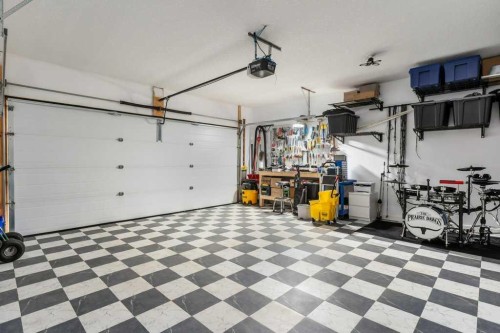 401 Sunvale Crescent Ne, High River, AB - Indoor Photo Showing Garage