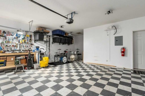 401 Sunvale Crescent Ne, High River, AB - Indoor Photo Showing Garage