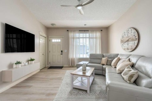 401 Sunvale Crescent Ne, High River, AB - Indoor Photo Showing Living Room