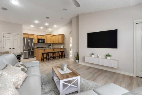 401 Sunvale Crescent Ne, High River, AB - Indoor Photo Showing Living Room