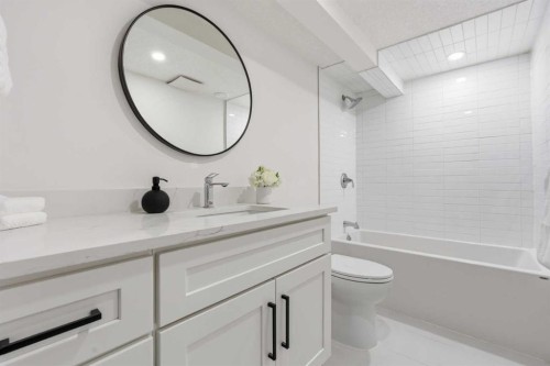 103 Oakmere Green, Chestermere, AB - Indoor Photo Showing Bathroom