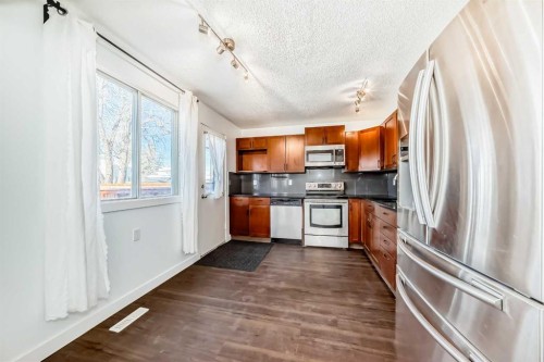60 Erin Mount Crescent Se, Calgary, AB - Indoor Photo Showing Kitchen