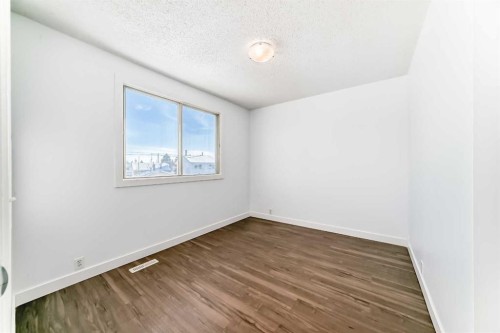 60 Erin Mount Crescent Se, Calgary, AB - Indoor Photo Showing Other Room
