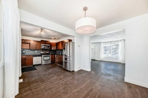 60 Erin Mount Crescent Se, Calgary, AB - Indoor Photo Showing Kitchen